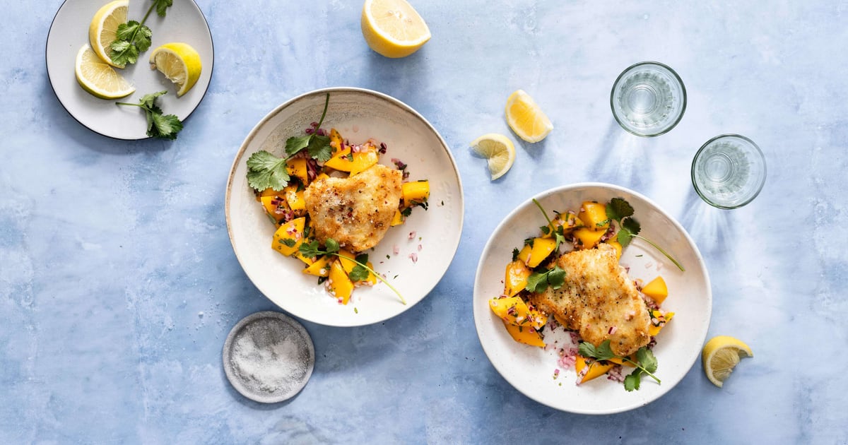 Goldbutt mit Zitronengras-Kokos-Panade auf Mangosalat | Migusto