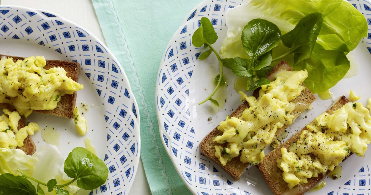 Rührei-Käse-Toasts mit Salat | Migusto