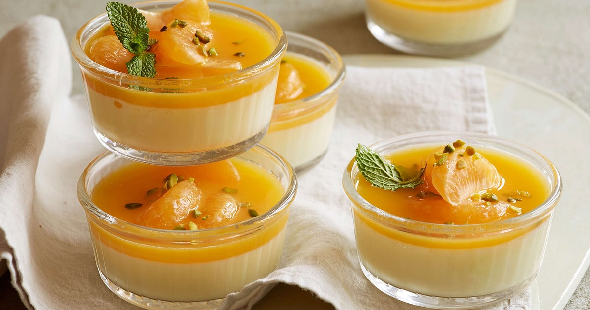 mandarine panna cotta décoré avec kumquat et menthe dans une