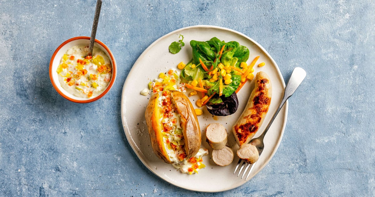 Baked Potato mit Quarksauce, Bratwurst und Salat Migusto