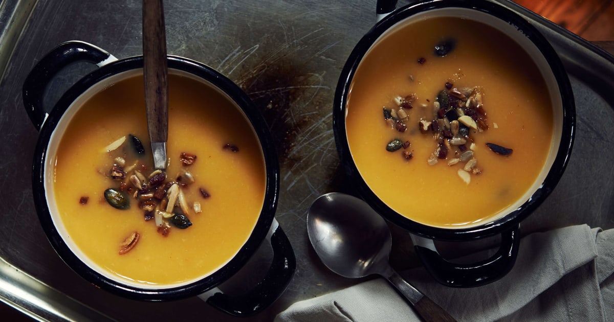 Passato di verdure con cialdine di polenta e nastri di pancetta croccante