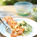 Brochettes de crevettes avec vinaigrette à l’ail et salade de riz au concombre