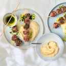 Boulettes de luganighe en brochettes avec crème de céleri à l'ail