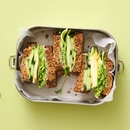 Sandwich à la scamorza et au concombre