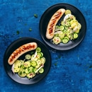 Saucisse rôtie sur le gril avec salade de pommes de terre