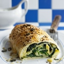 Strudel di spinaci e patate con salsa alle erbe