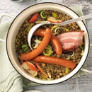 Lard et petites saucisses avec lentilles aux pommes