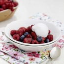 Beerensalat mit Sorbet