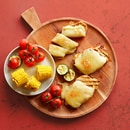 Steaks grillés avec fromage et légumes