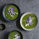 Soupe de chou kale avec pommes de terre bleues