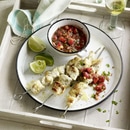 Spiedini di pesce con salsa alle fragole e al coriandolo