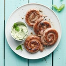 Escargots de saucisse grillés avec sauce basilic