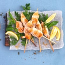 Brochettes de poulet sur fines herbes