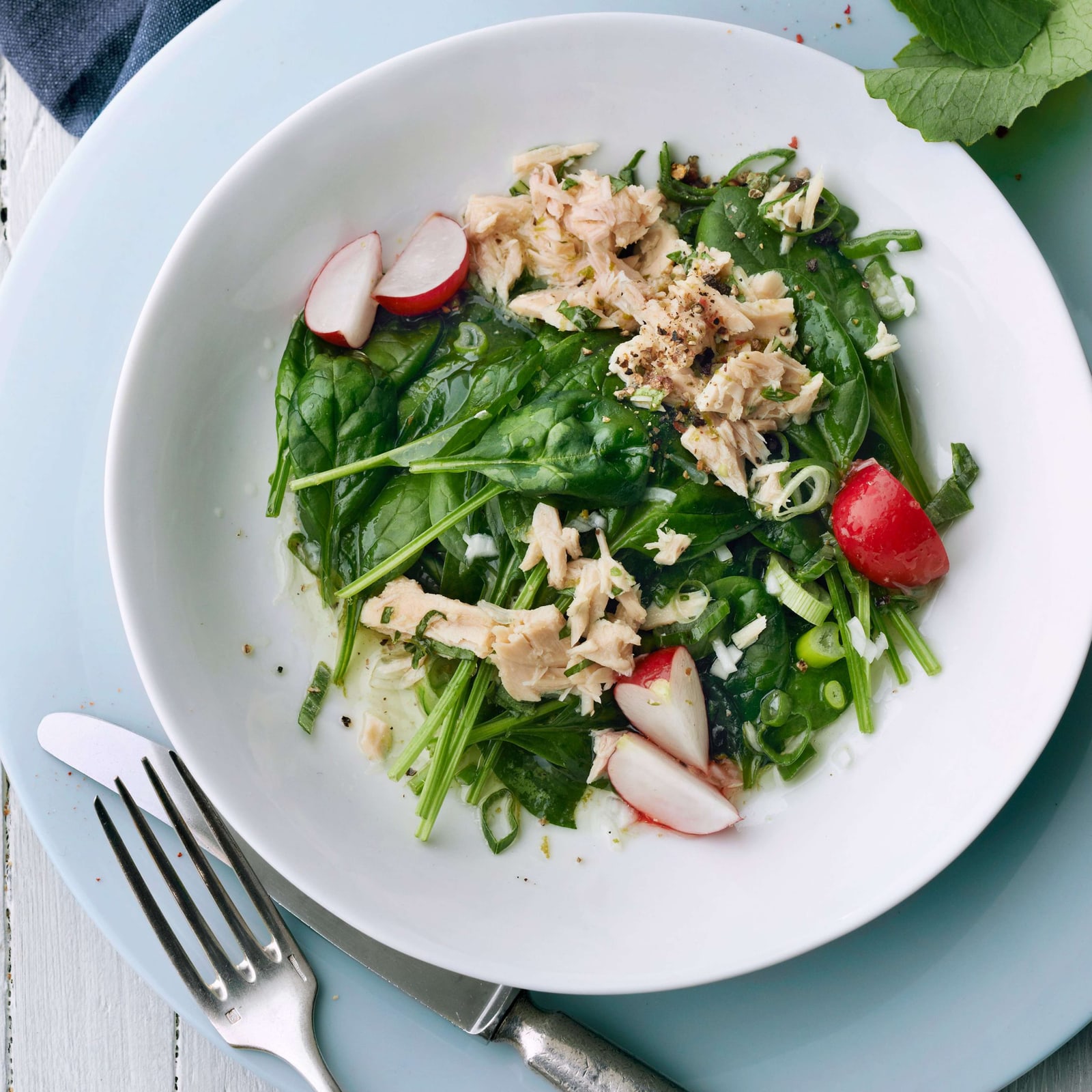 Radieschen-Apfel-Salat mit geräucherter Forelle | Rezept