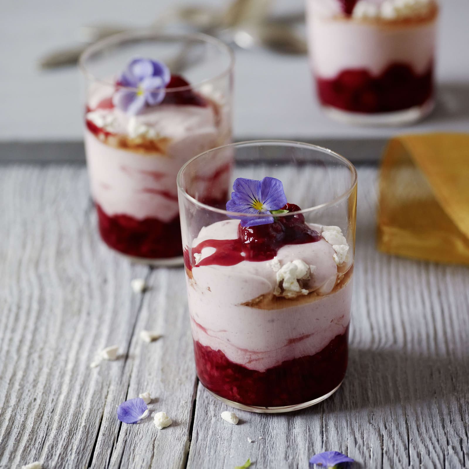 Vanillecreme mit Himbeersauce | Migusto