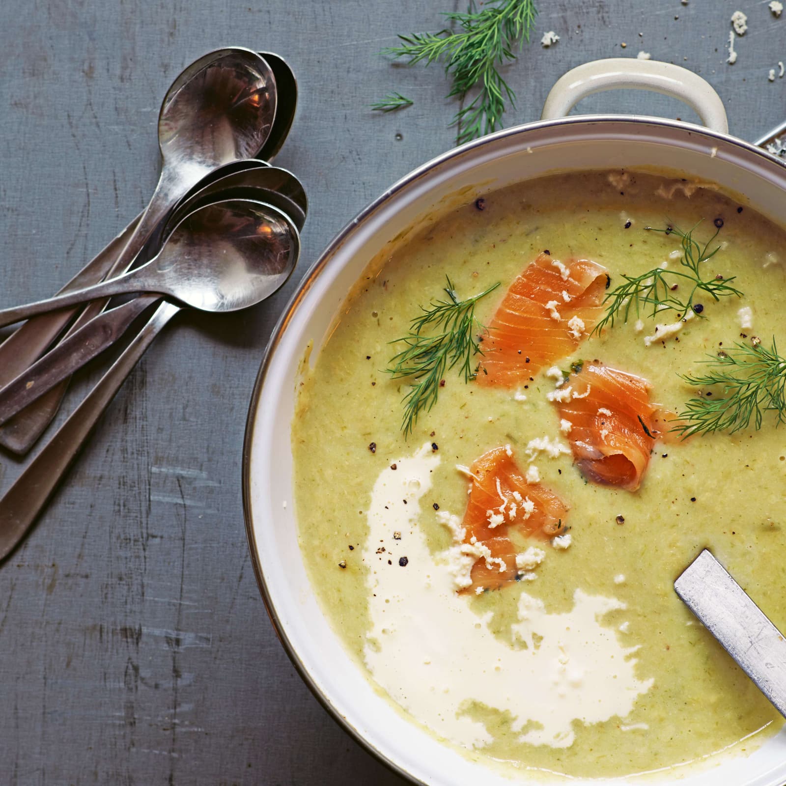 Lauchsuppe mit geräuchertem Tilapia und Sprossen | Migusto