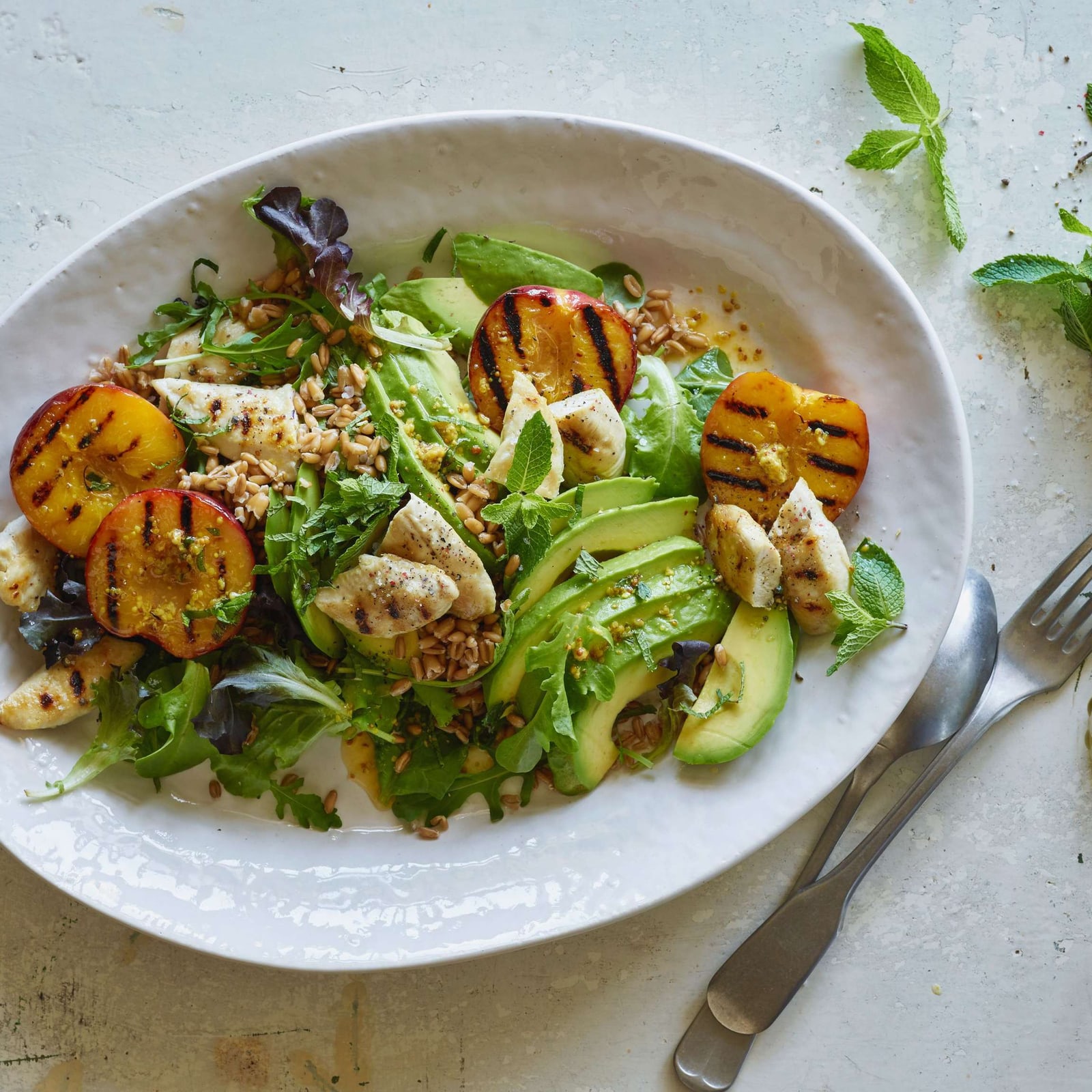 Ostersalat mit Poulet und Avocado | Migusto