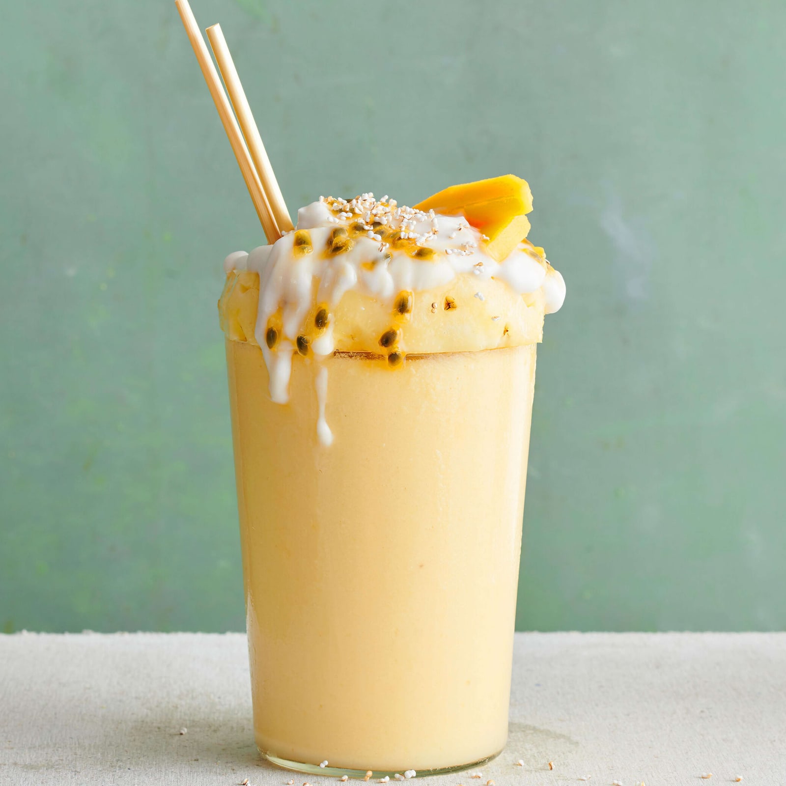 Passionsfrucht-Zabaione mit exotischen Früchten | Migusto