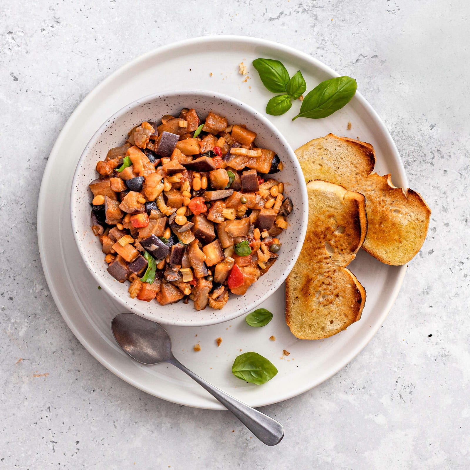 Peperonata mit Kapern und Oliven | Rezept