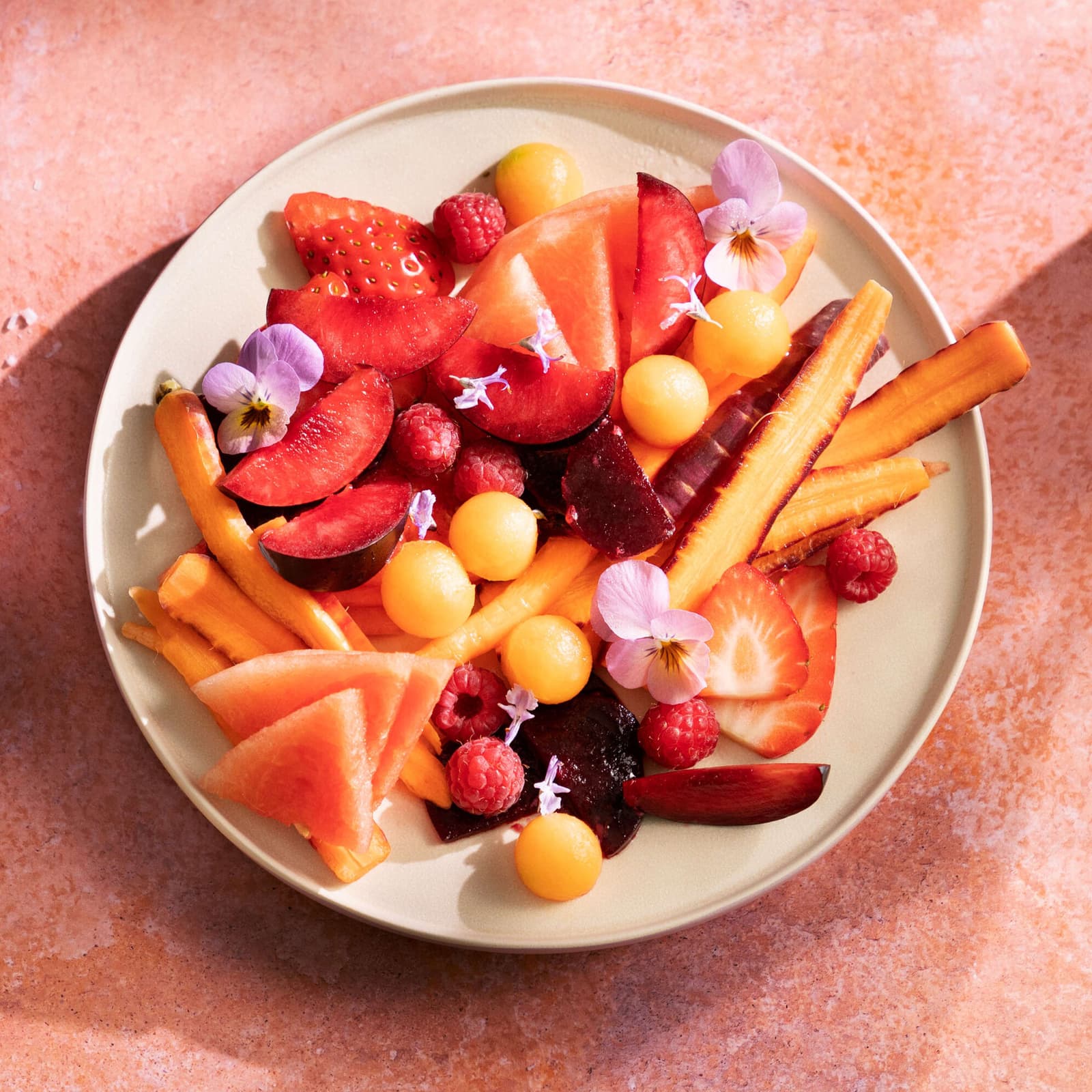 Tomaten-Erdbeer-Salat in Ochsenherztomate | Migusto