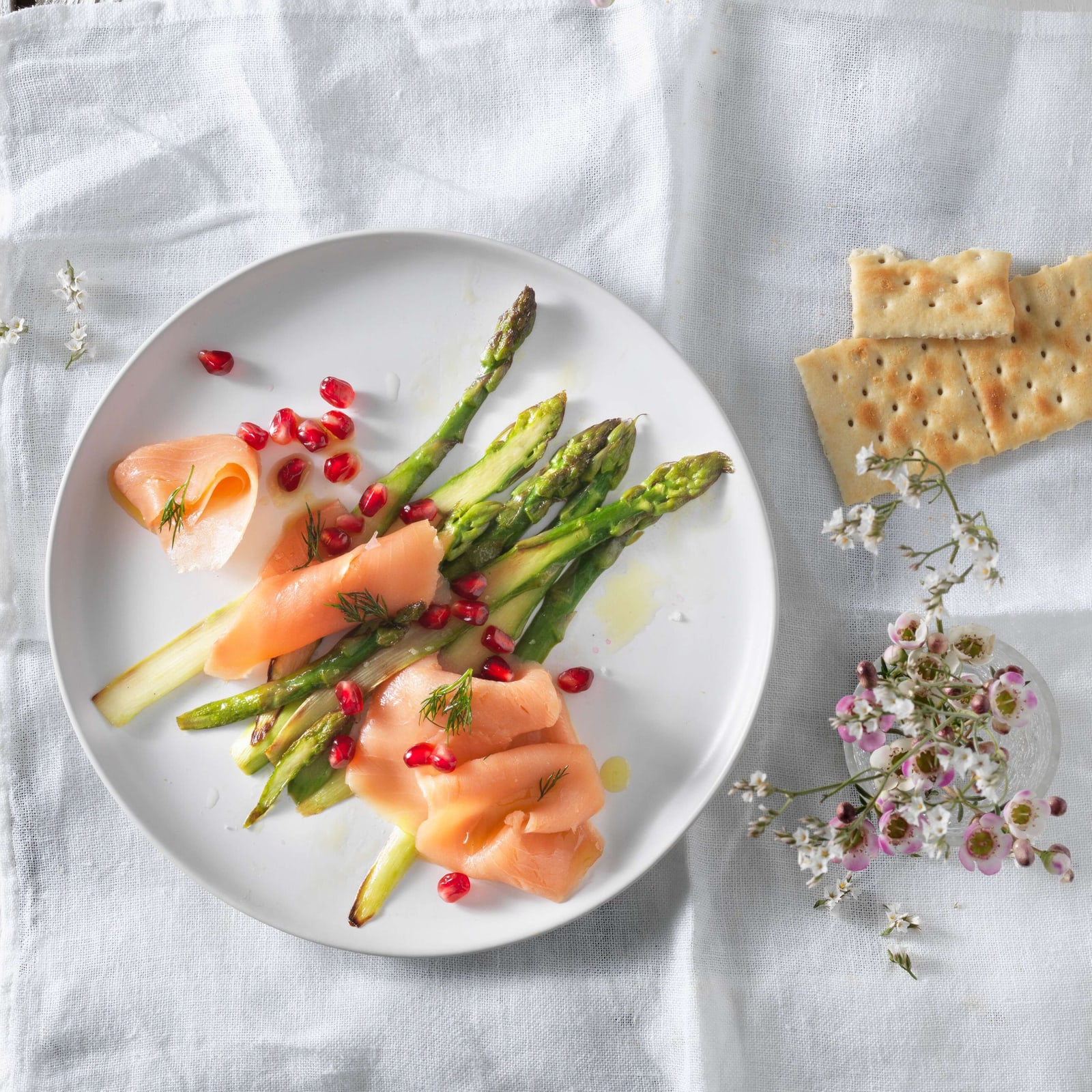 Violetter Spargelsalat mit geräuchertem Lachs | Migusto