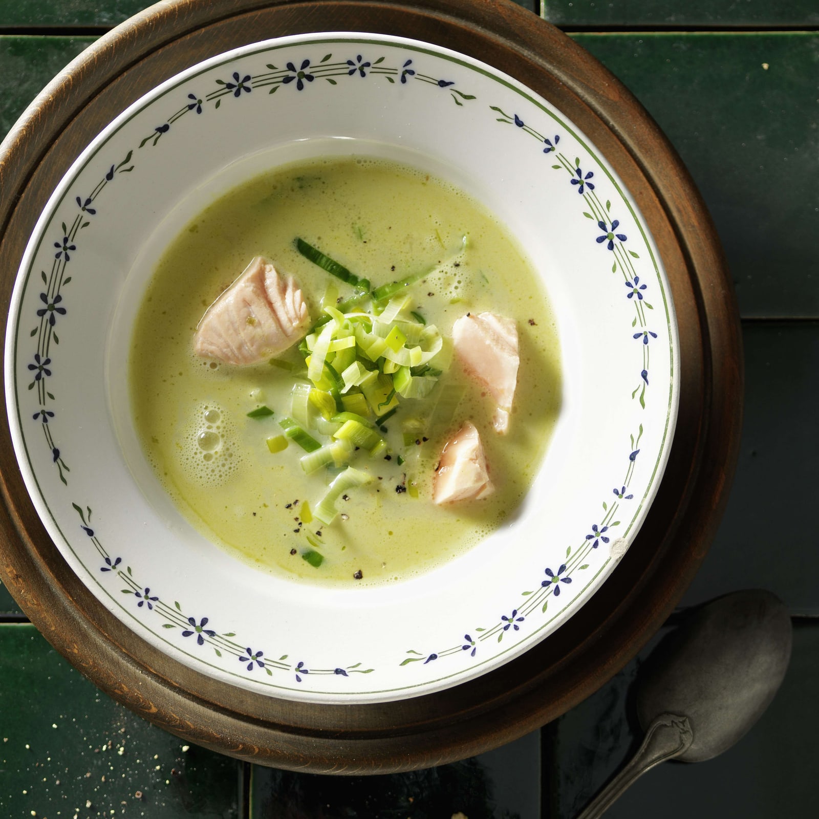 Lauchsuppe mit geräucherter Forelle und Sprossen | Migusto