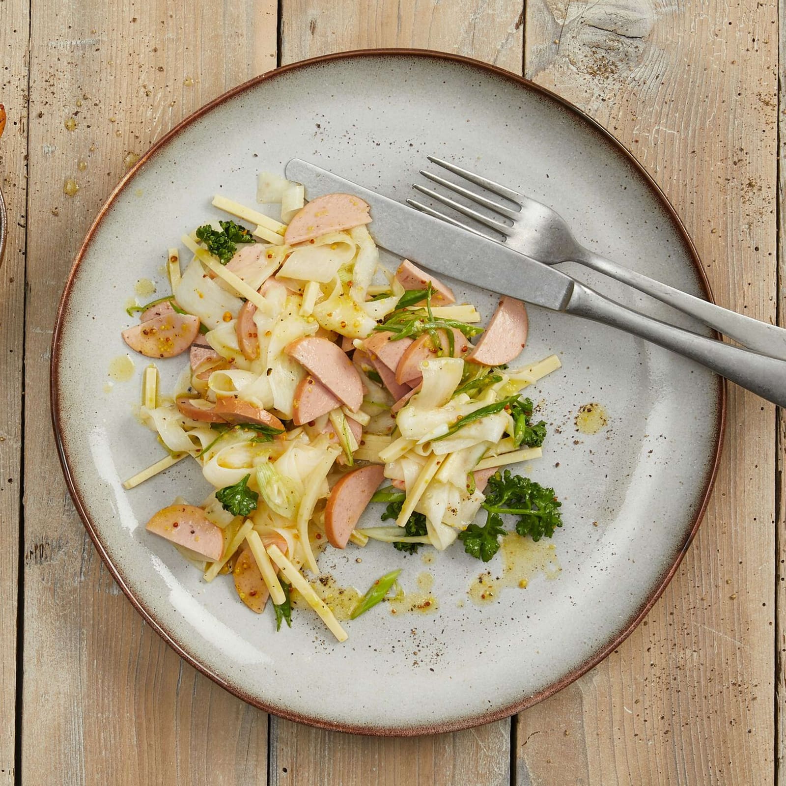 Wurst-Käse-Salat mit Radieschen | Migusto