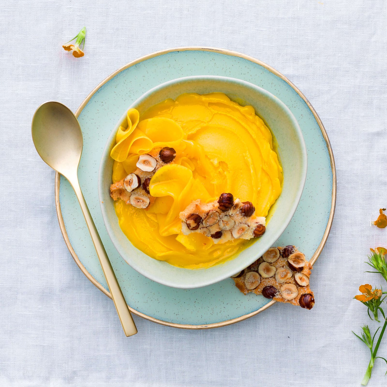 Flambiertes Mangosorbet mit Mangosalat | Rezept Flambiertes Mangosorbet mit Mangosalat | Rezept