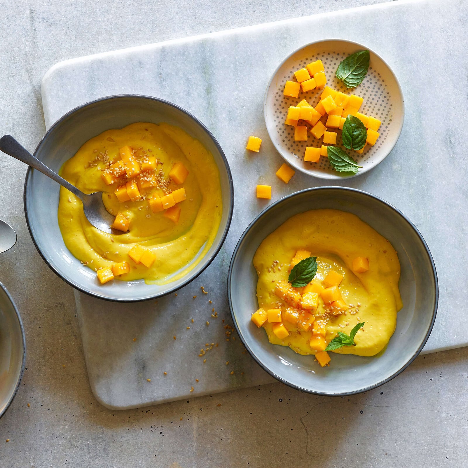Mangocreme mit Macadamia-Krokant | Rezept Mangocreme mit Macadamia-Krokant | Rezept