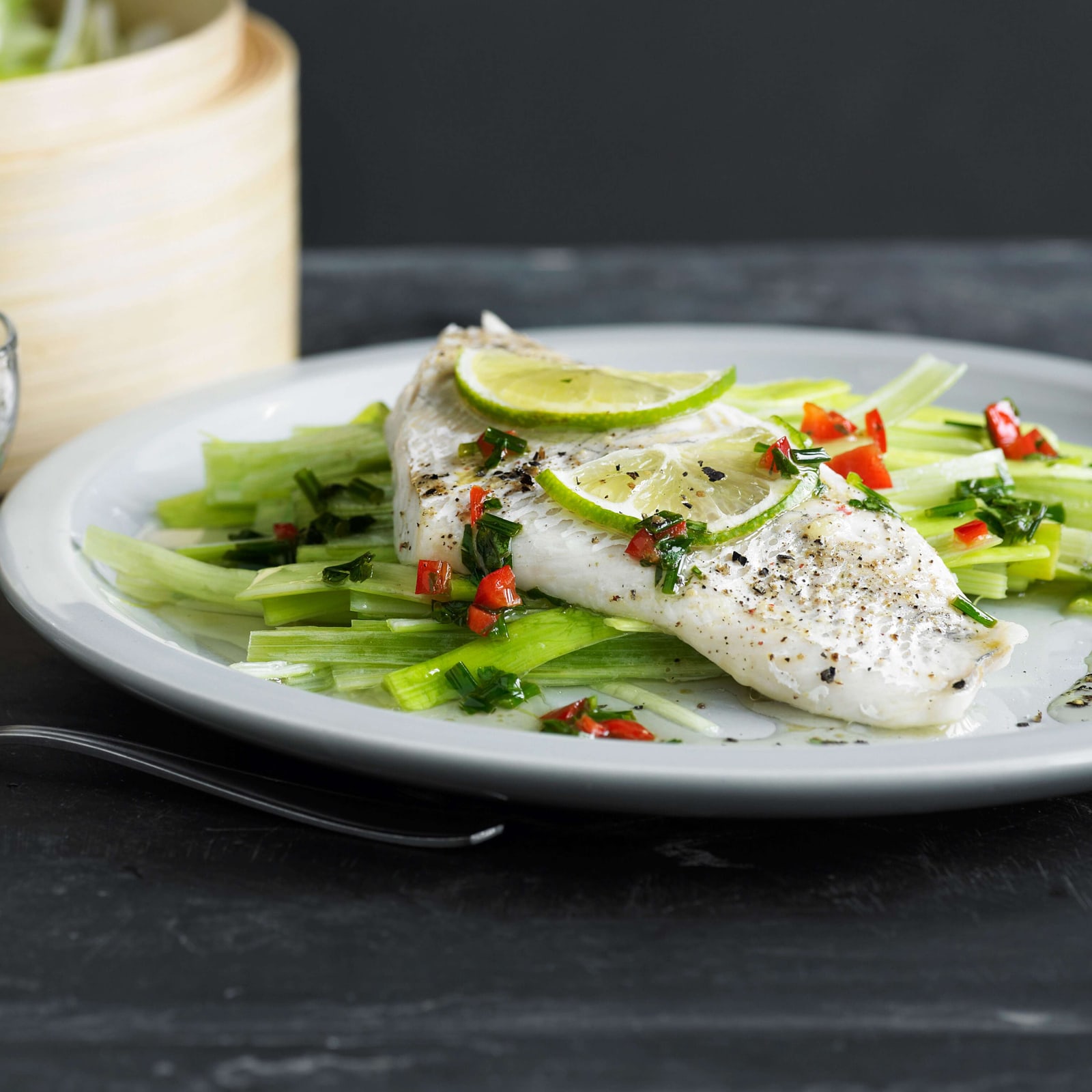 Lauchsalat mit gebratenen Pouletfilets | Rezept