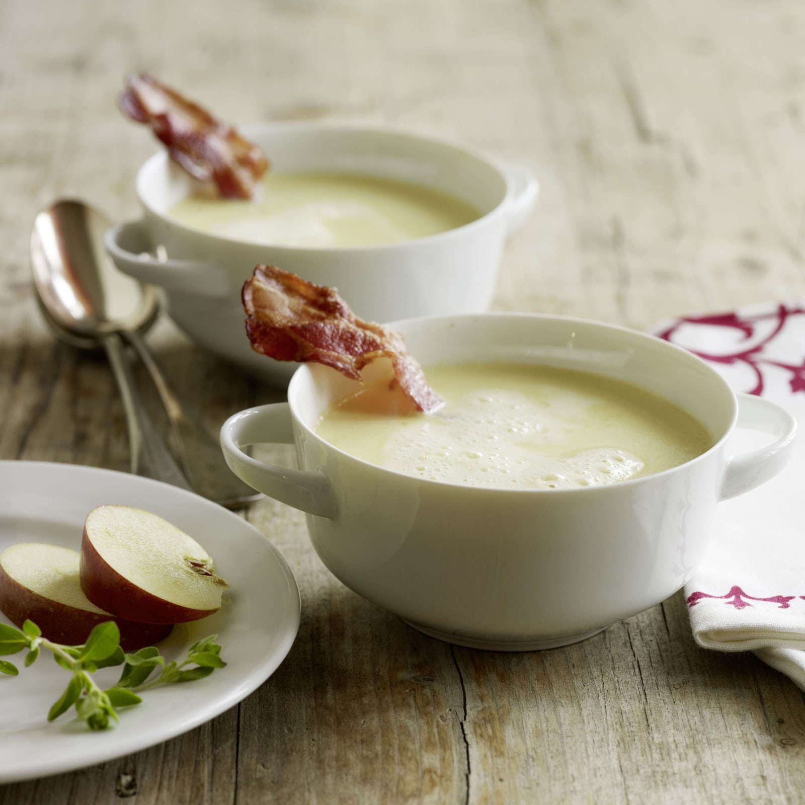 Pilzcremesuppe mit Hirschtrockenfleisch | Migusto