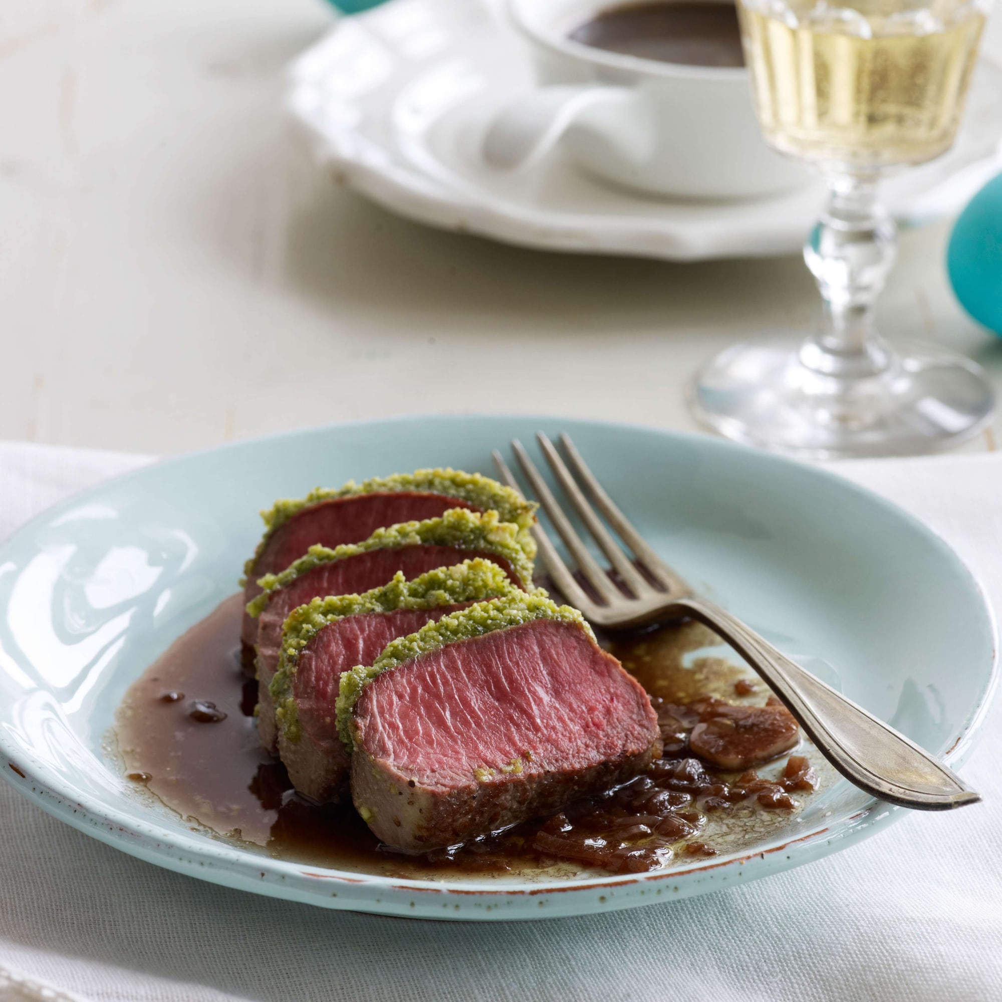 Hohrückensteak mit Speck und Champignons | Migusto