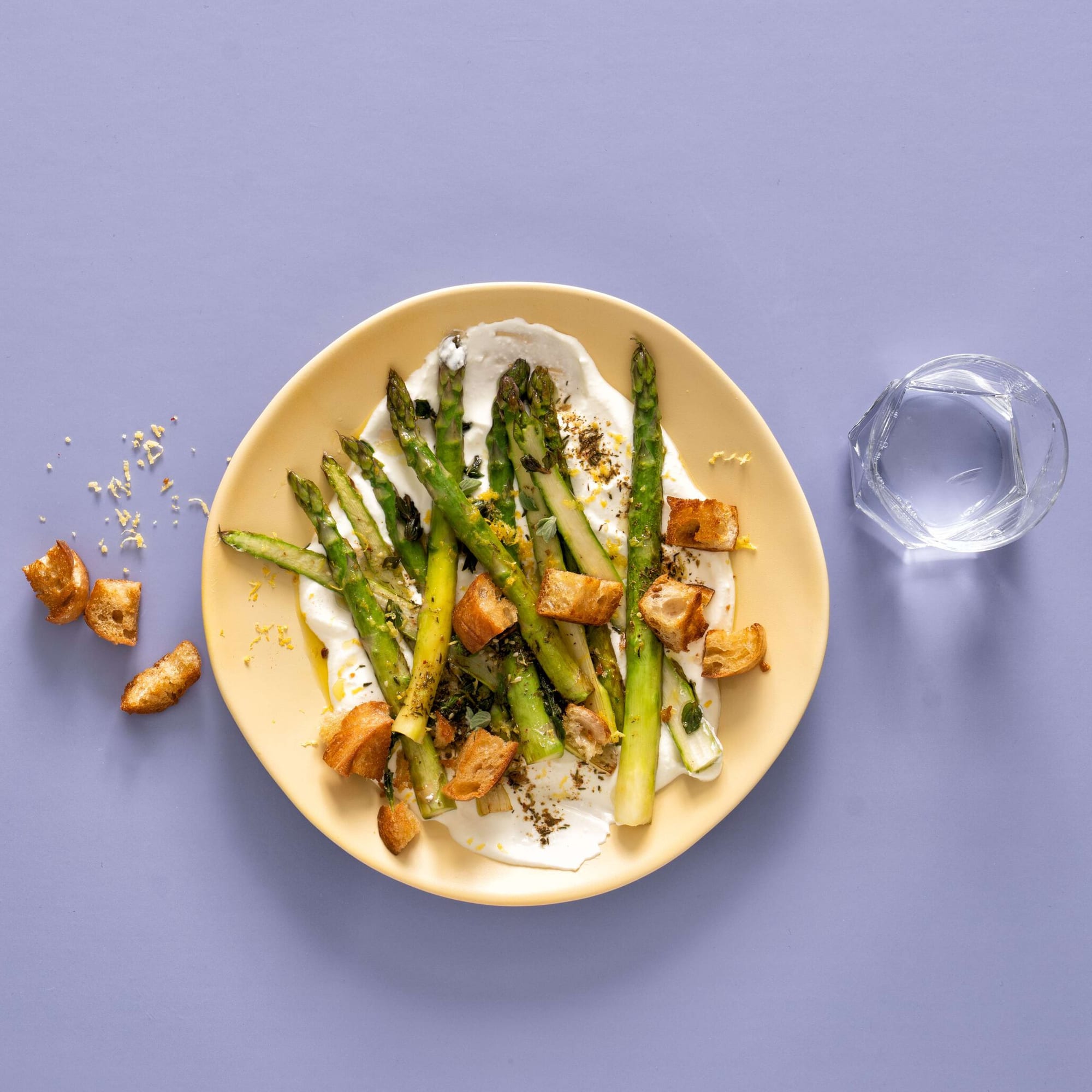 Spargel-Frühlingszwiebel-Omelette mit Pilzen | Migusto