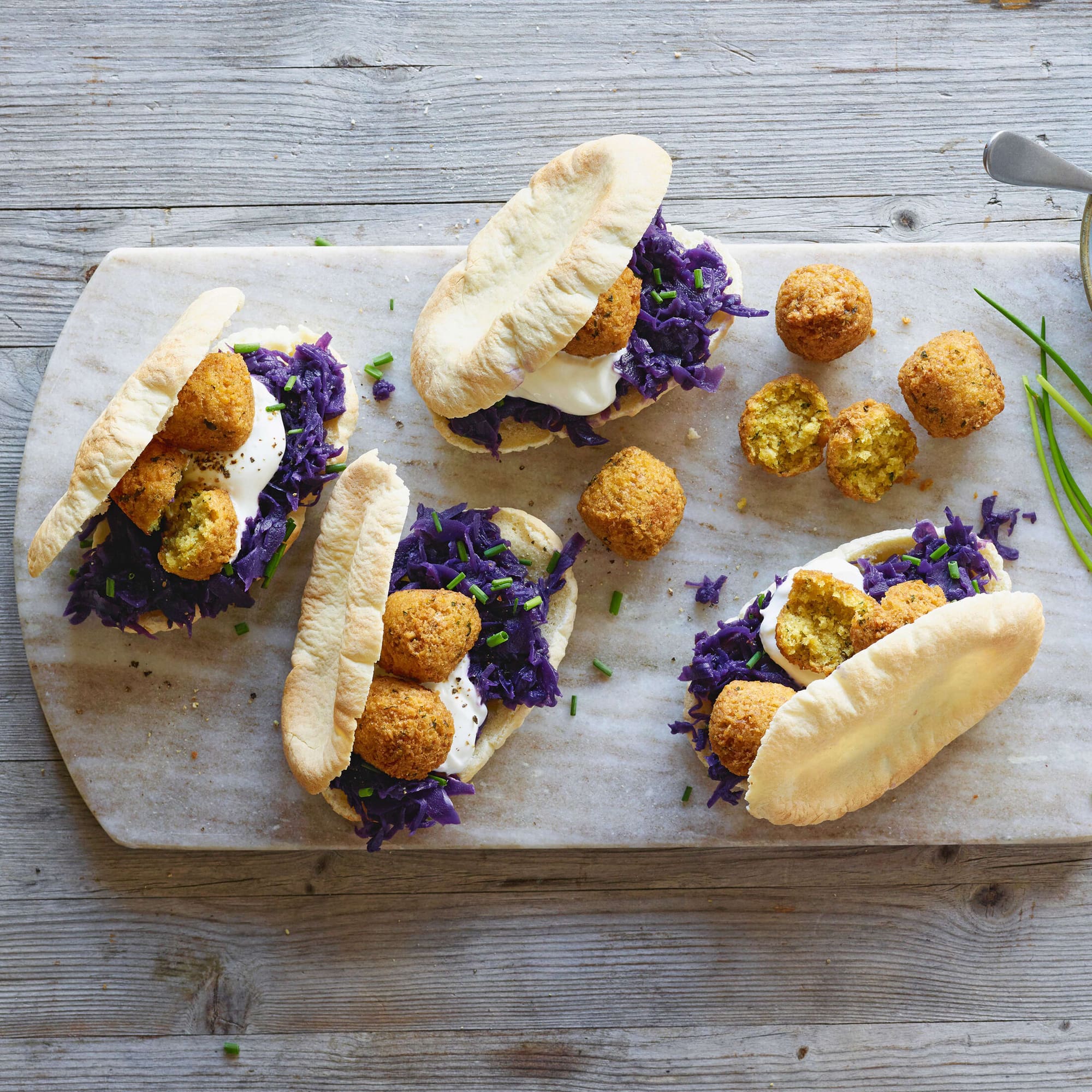 Pitabrot mit Kräutercreme und Kichererbsen | Rezept