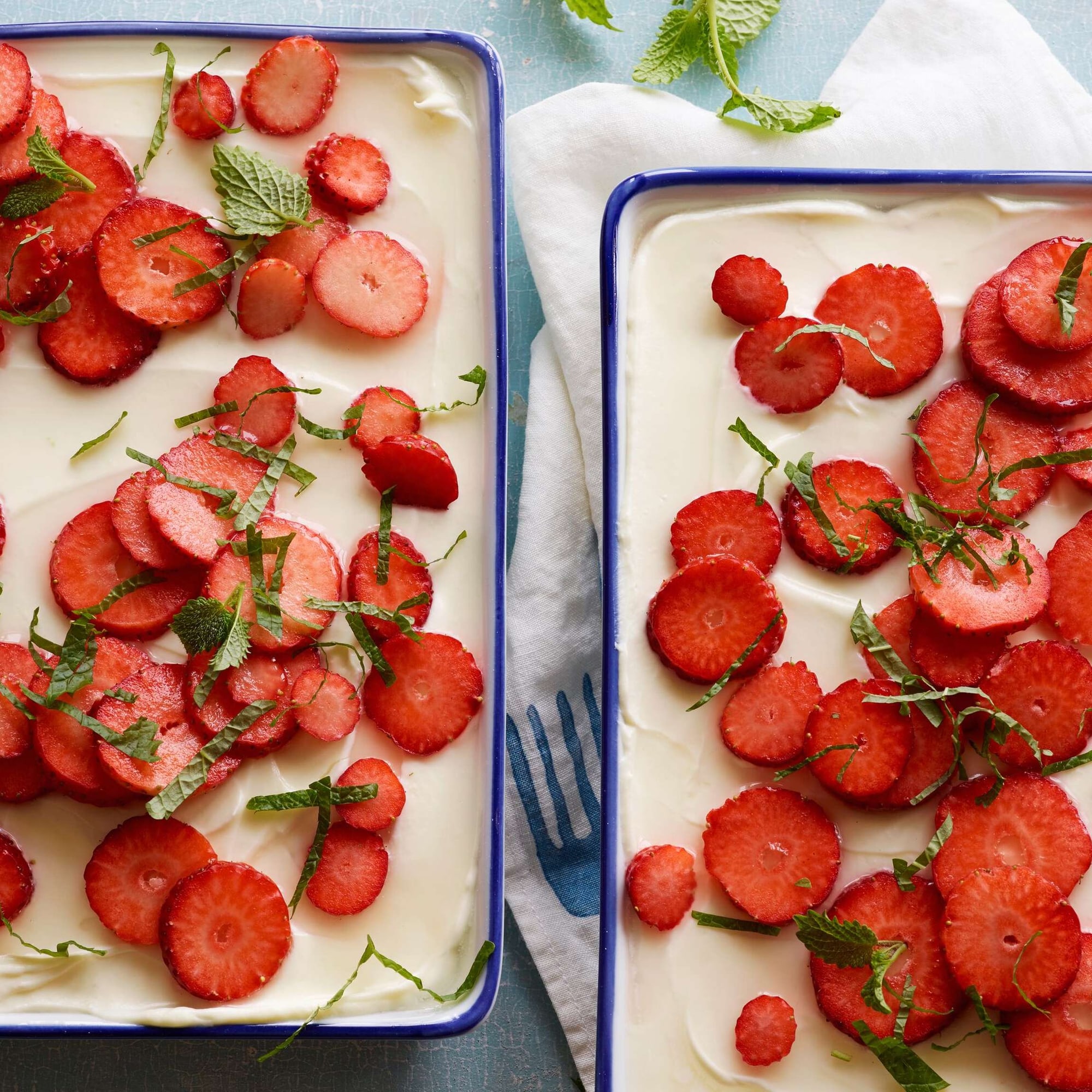 Mousse di rabarbaro con salsa alle fragole | Migusto