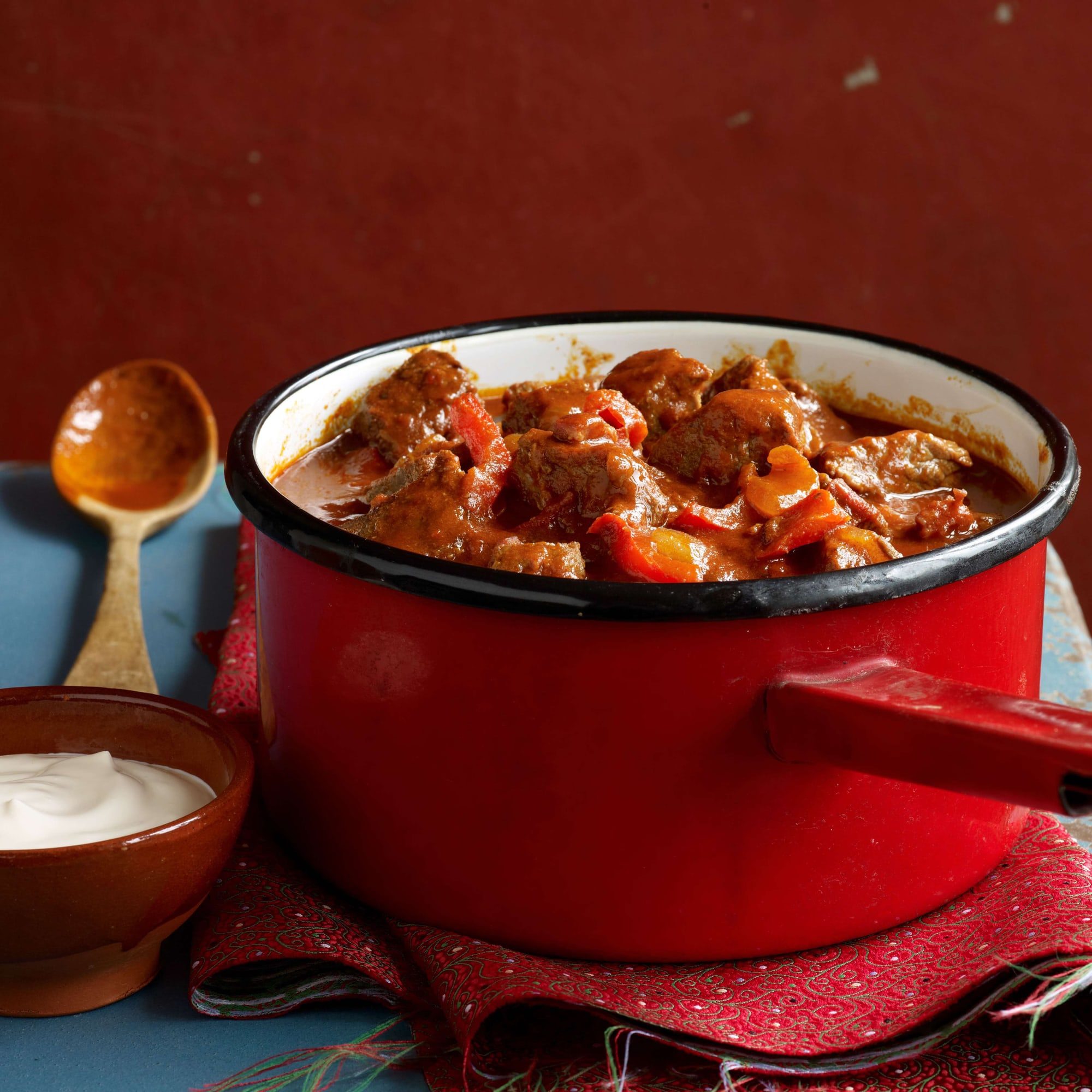 Goulache au bœuf avec oignons et pommes de terre | Migusto