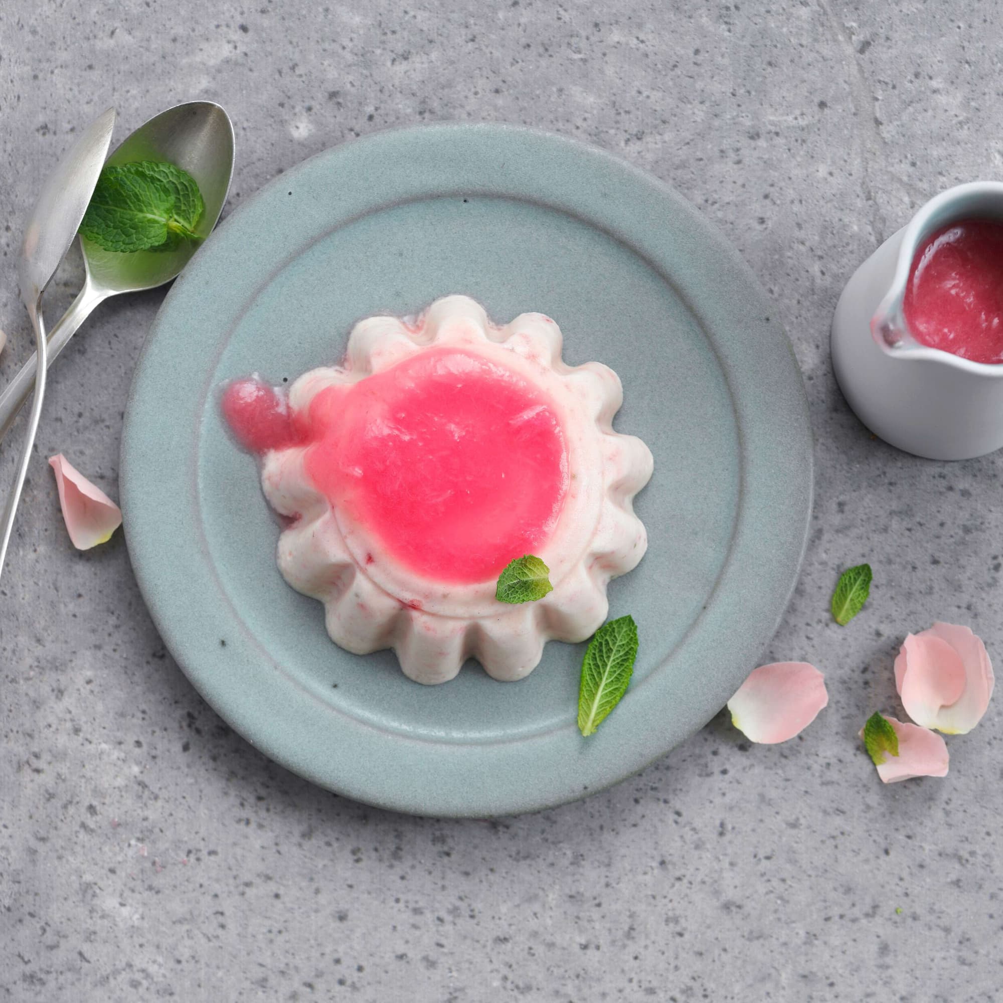 Rhabarbermousse mit Erdbeersauce | Migusto