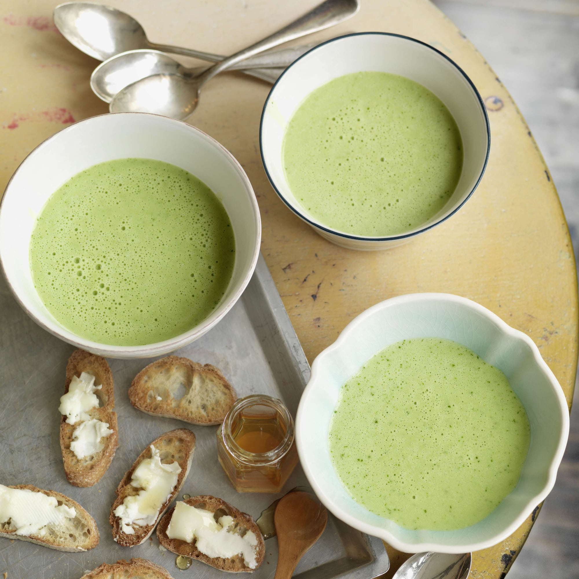 Velouté à l’ail des ours avec crostini au chèvre