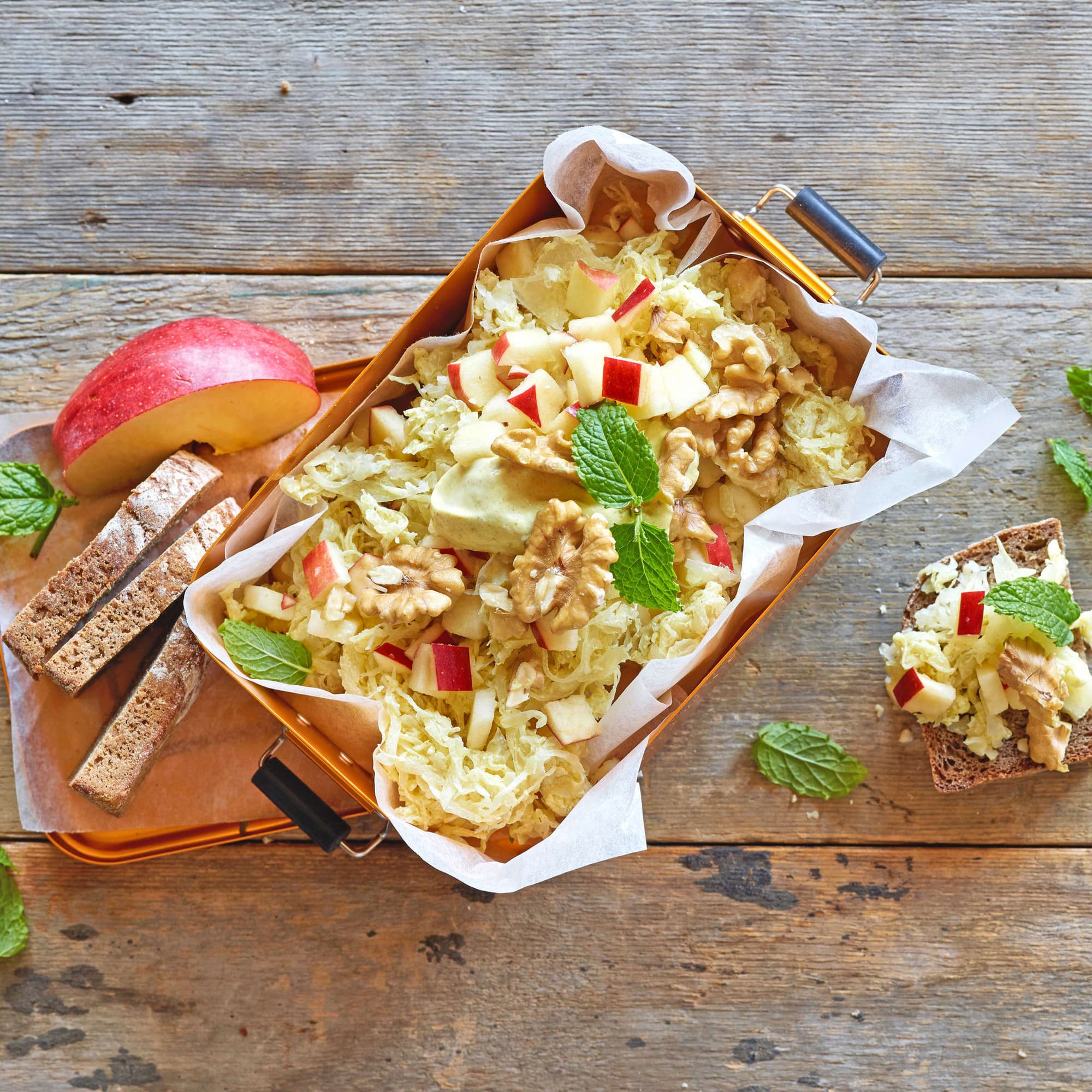 Sauerkrautsalat mit Nüssen | Rezept