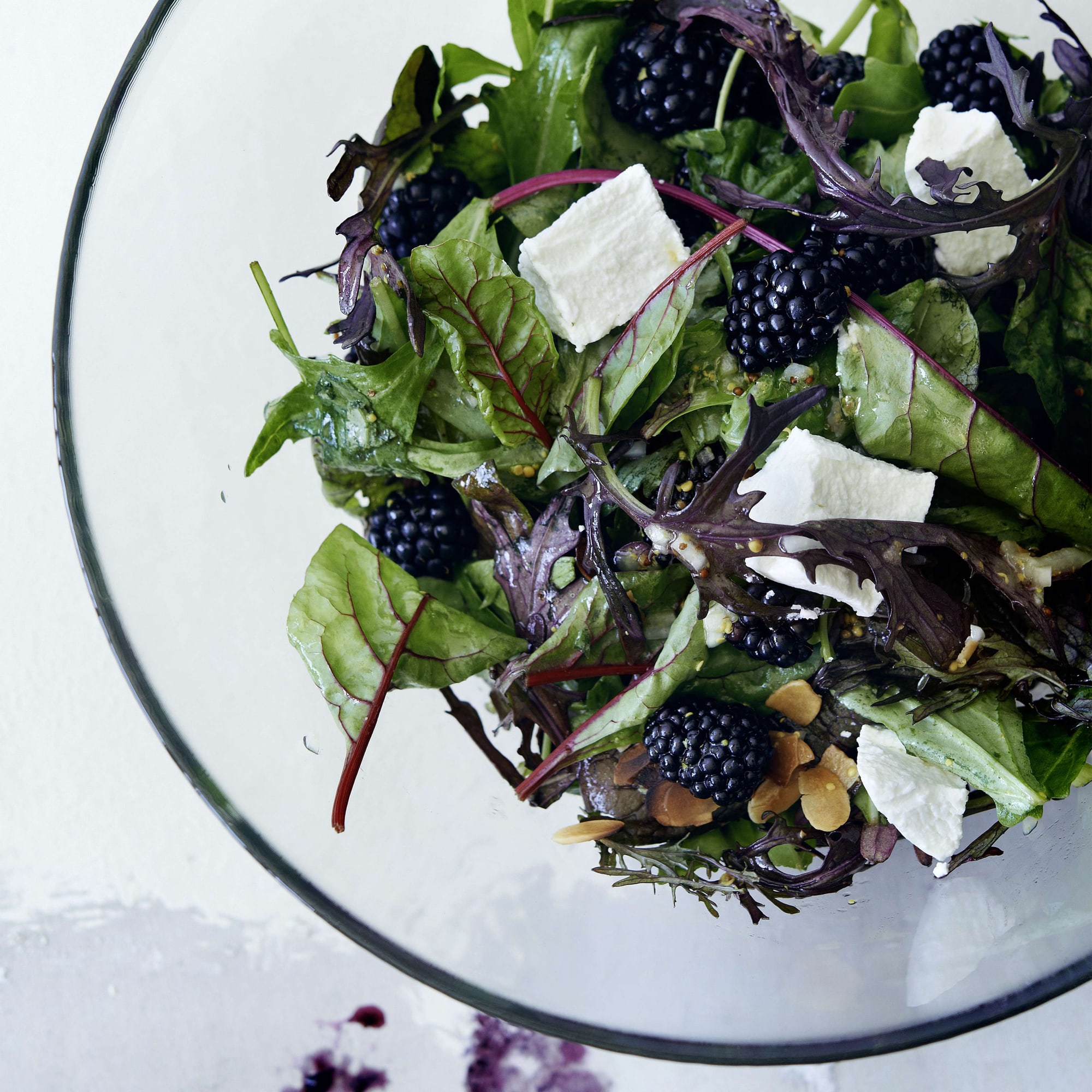 Blattsalat mit Randen und Frischkäse an Schnittlauch-Vinaigrette | Migusto