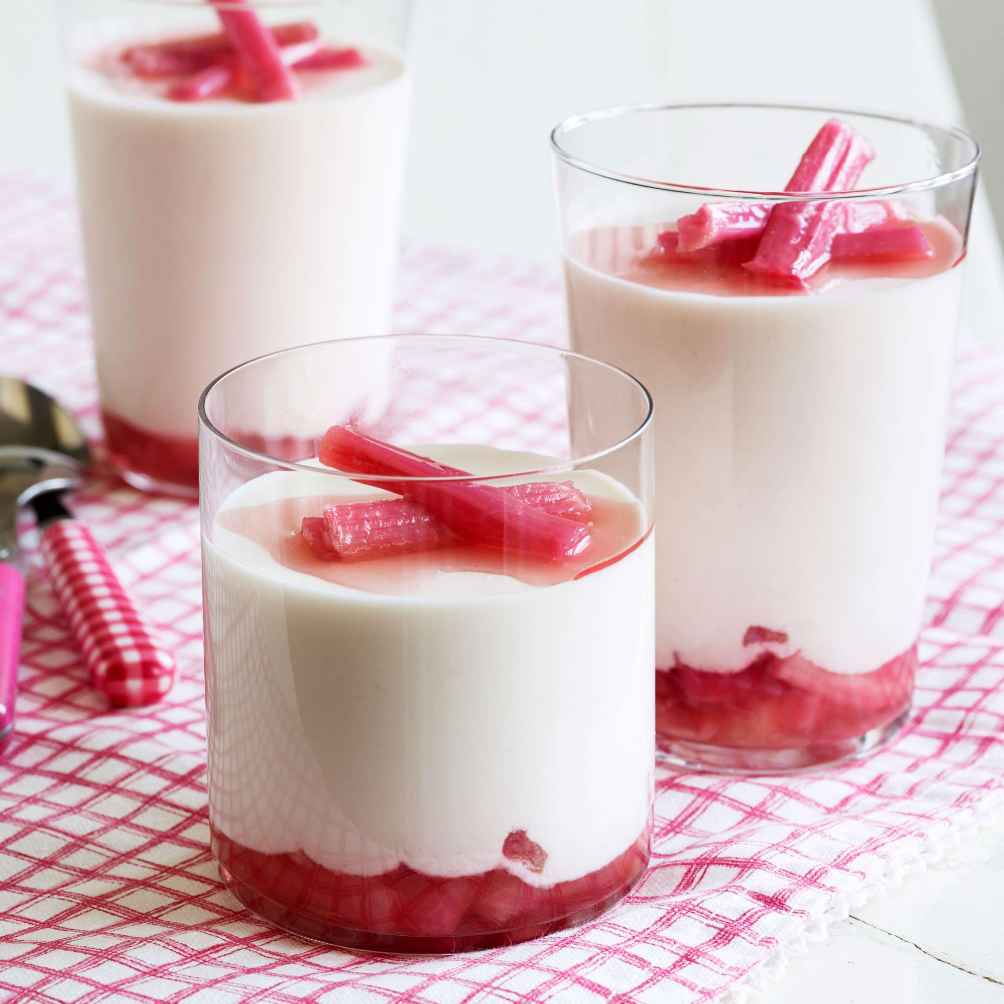 Rhabarbermousse mit Erdbeersauce | Rezept