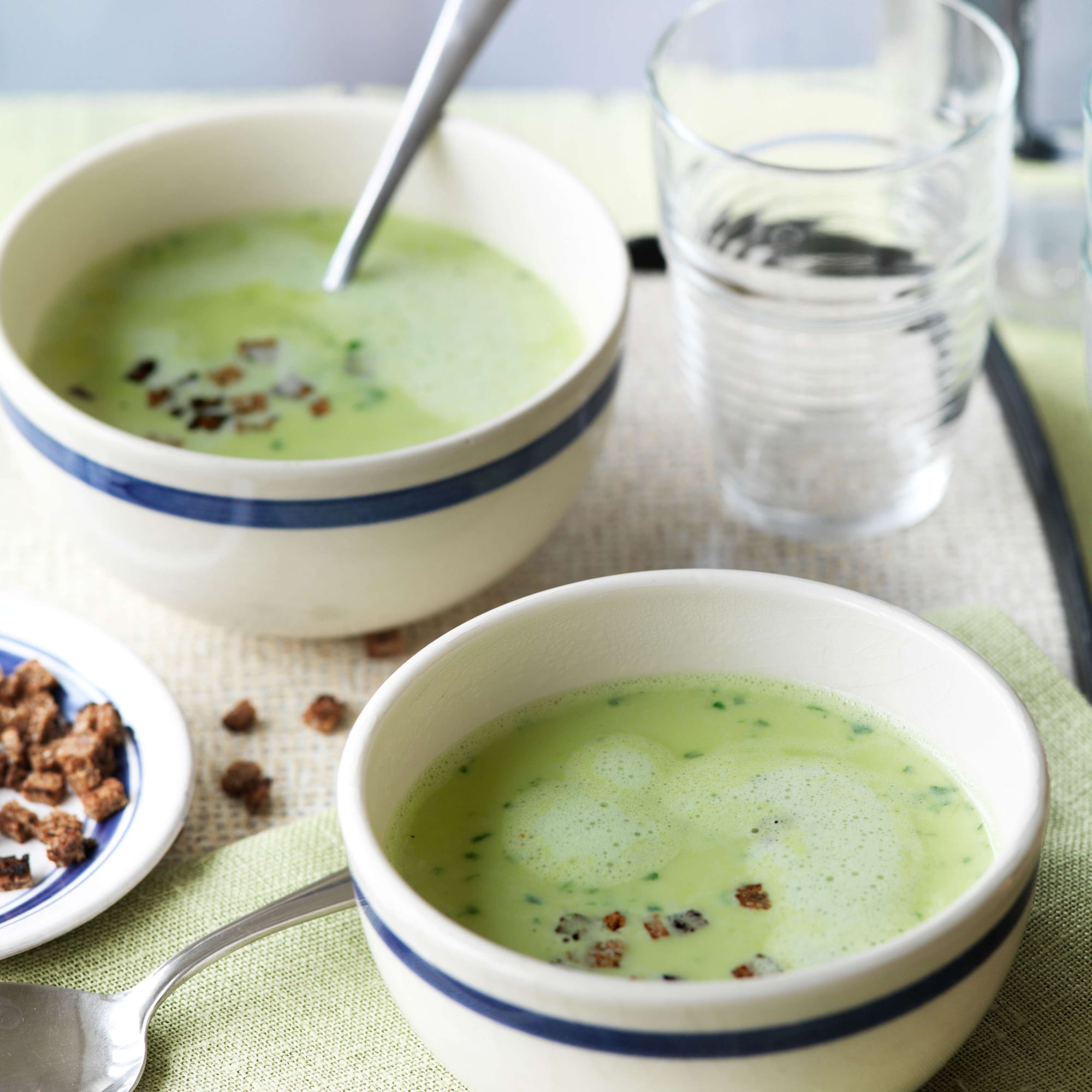 Bärlauchsuppe mit Sesam-Curry-Croûtons | Rezept Bärlauchsuppe mit Sesam-Curry-Croûtons | Rezept