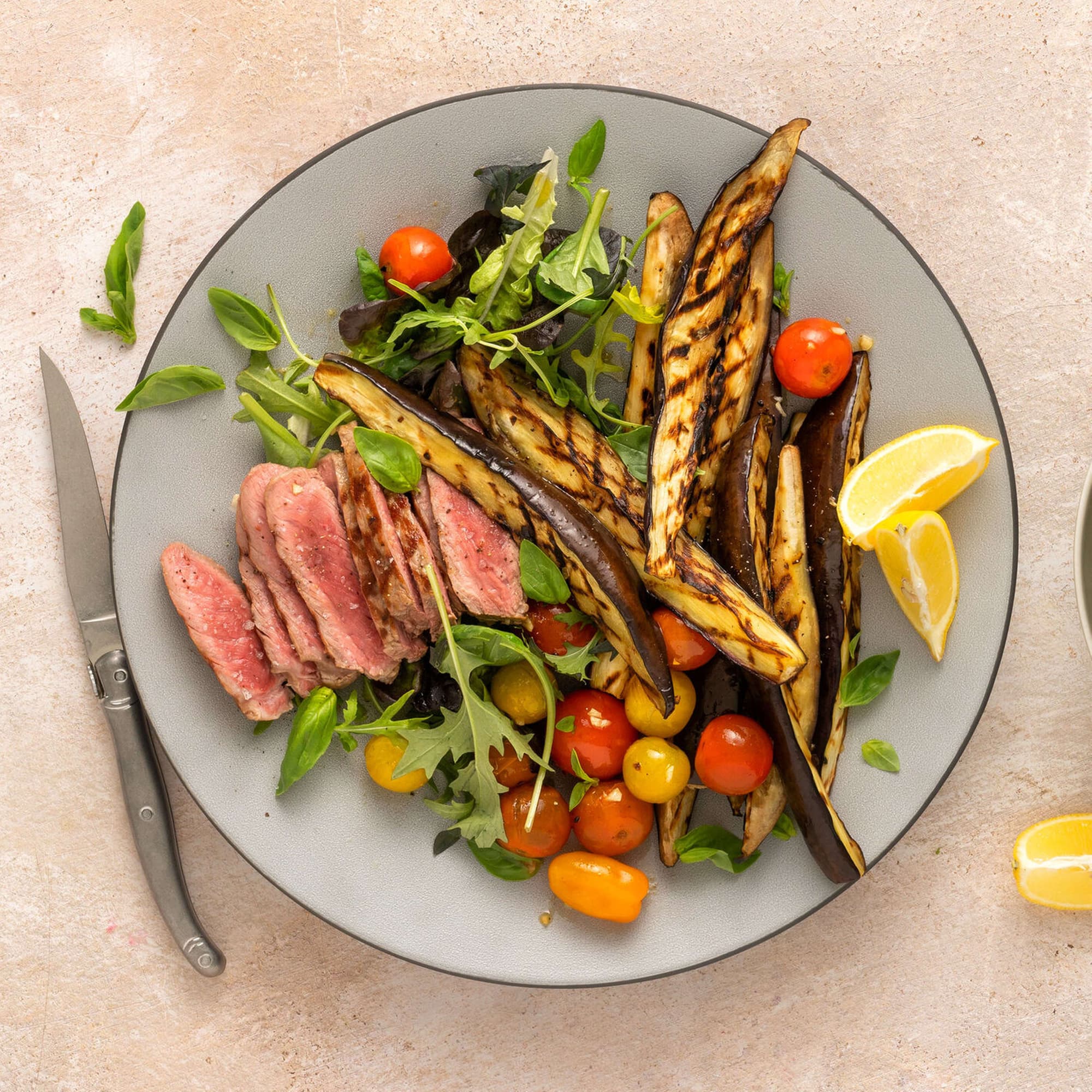 Rindssteak mit Chimichurri-Avocado-Salat | Rezept