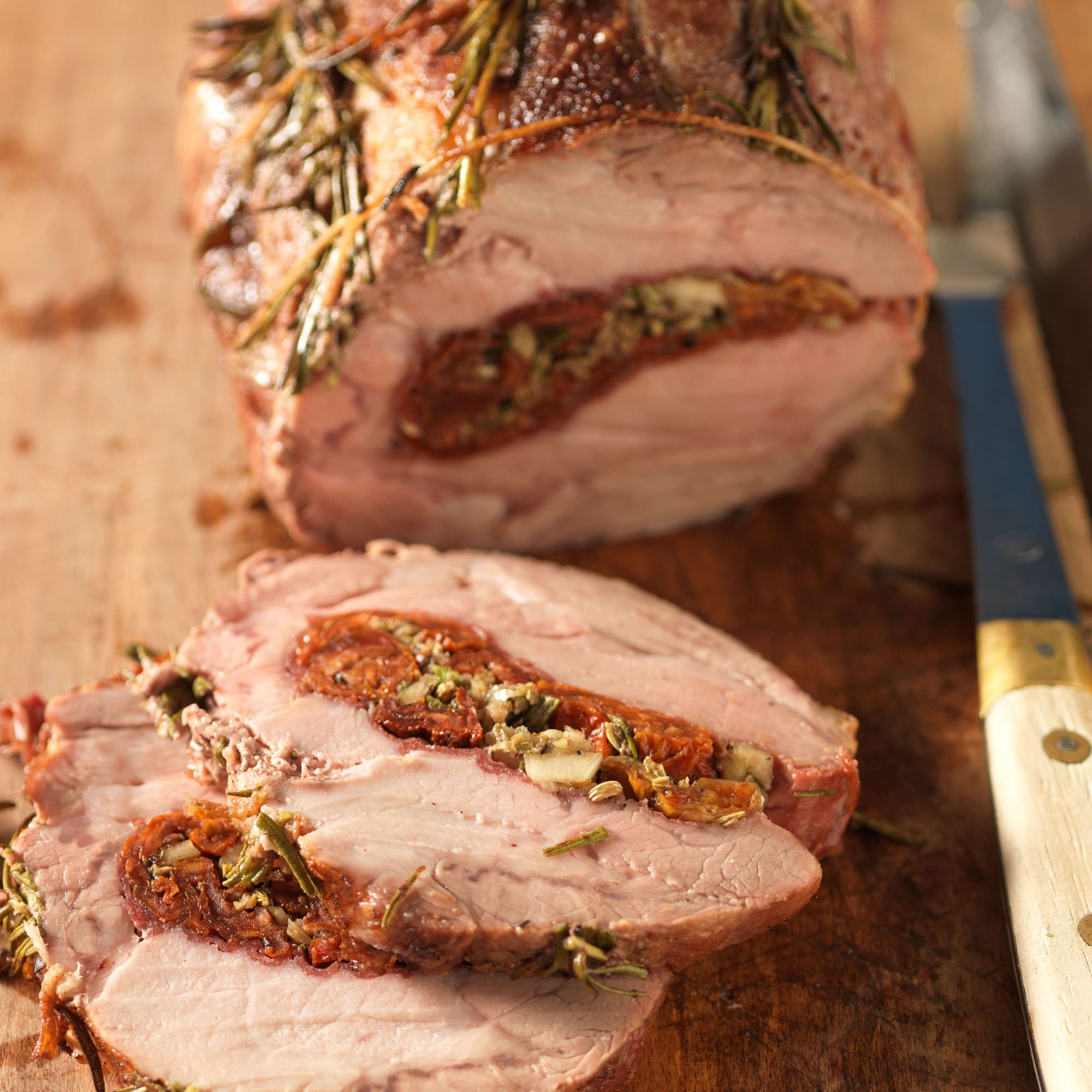 Schweinshalsbraten auf Cedro aus dem Ofen | Migusto