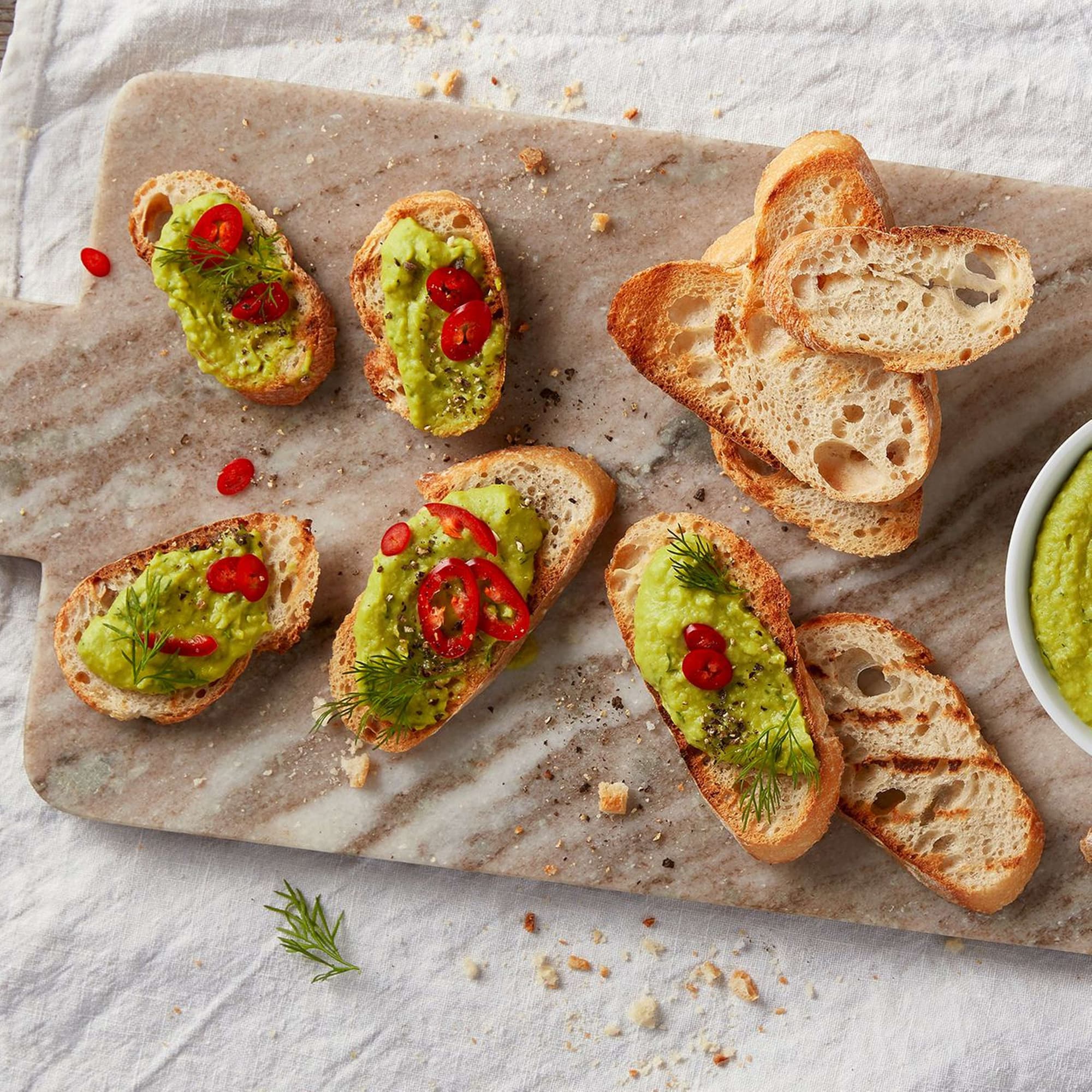 Erbsenmousse auf Knäckebrot | Migusto