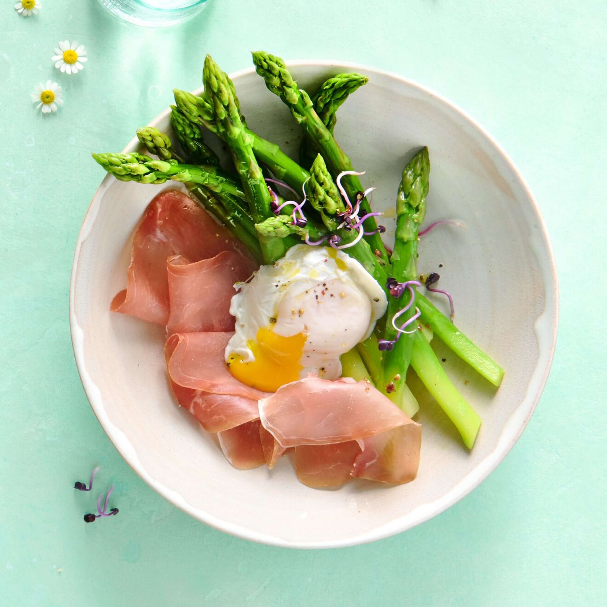 Kalbskoteletts und grüne Spargeln mit Zitronen-Salsa | Rezept