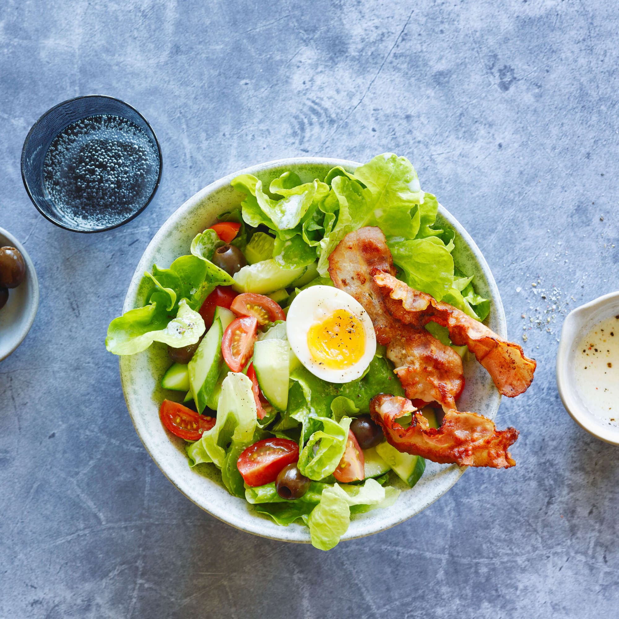 Nüsslisalat mit Trauben, Ei und Speck | Rezept