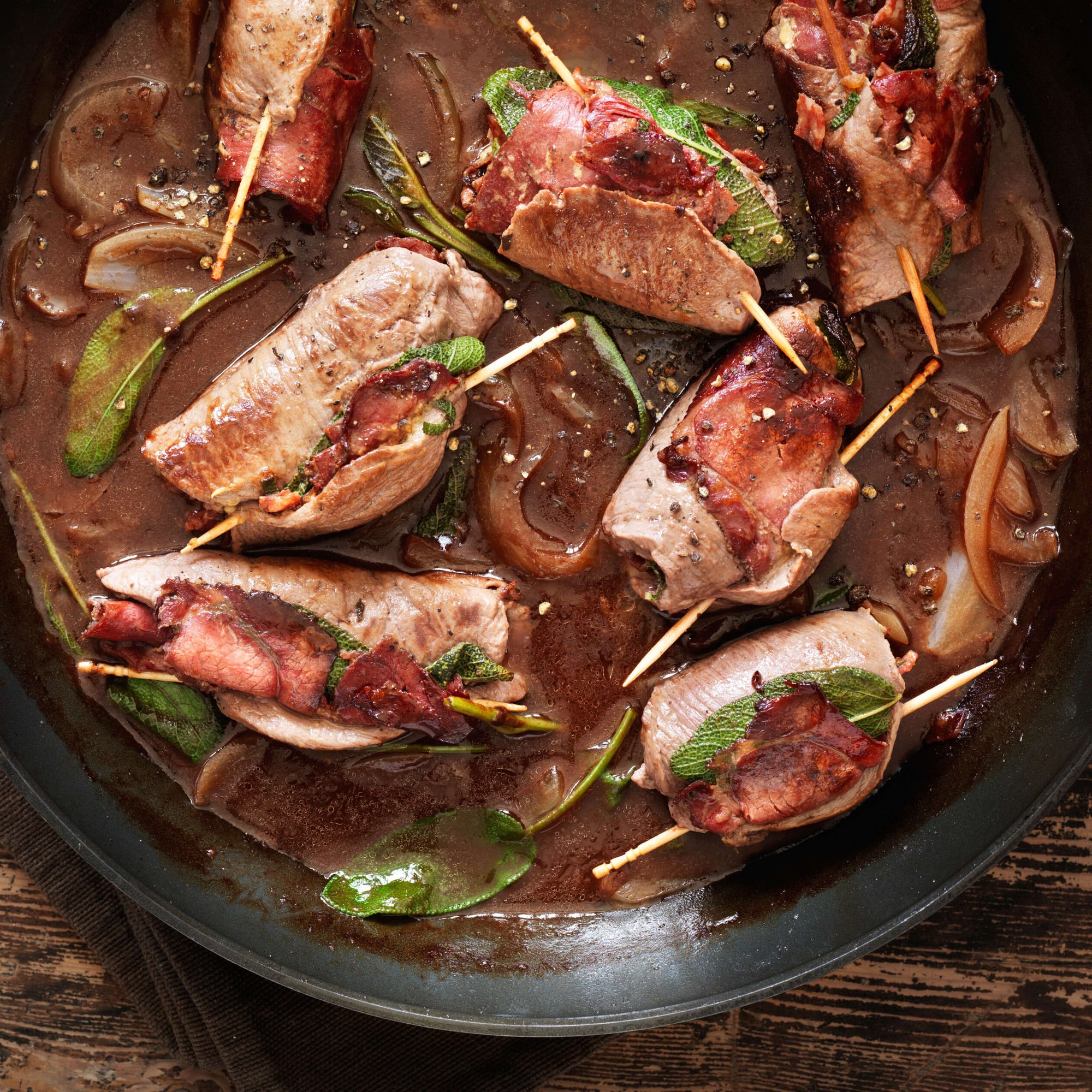 Rehschnitzel mit Portweinsauce und Speck-Rosenkohl | Rezept