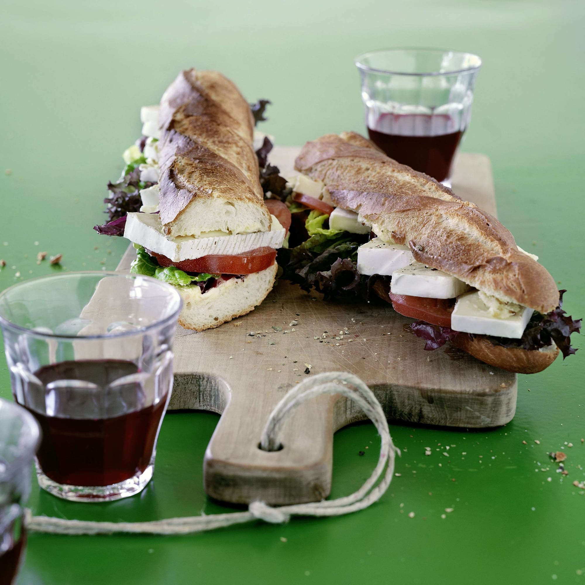 Auberginenpaste auf geröstetem Brot | Migusto