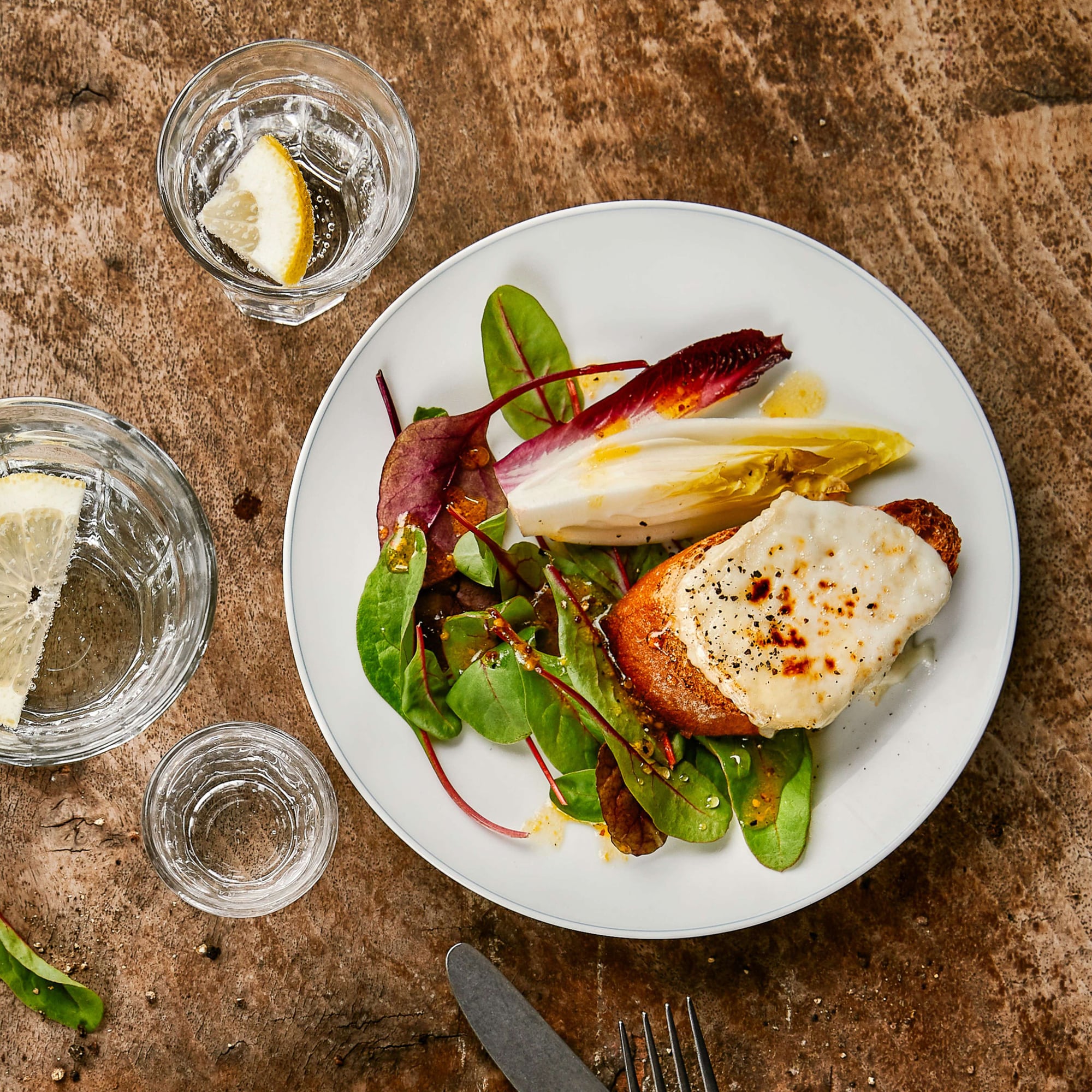 Wintersalat mit warmem Ziegenkäse und Früchten | Rezept